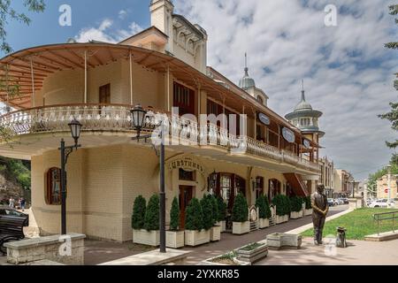 Pjatigorsk, Russland - 19. Juni 2024: Gukasovs Jugendstil-Café 1909 im Kultur- und Erholungspark Tsvetnik Stockfoto