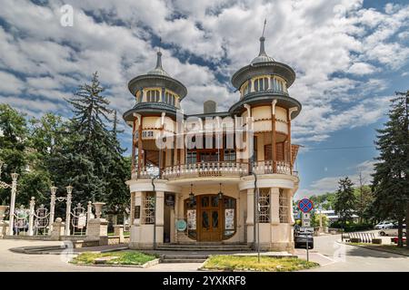 Pjatigorsk, Russland - 19. Juni 2024: Gukasovs Jugendstil-Café 1909 im Kultur- und Erholungspark Tsvetnik Stockfoto