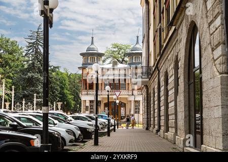 Pjatigorsk, Russland - 19. Juni 2024: Gukasovs Jugendstil-Café 1909 im Kultur- und Erholungspark Tsvetnik Stockfoto