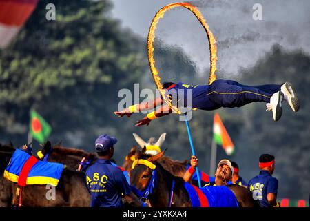 Kalkutta, Indien. Dezember 2024. Beamte der indischen Armee führen während der Vijay Diwas-Feier im Royal Calcutta Turf Club (RCTC) Stunts mit Feuer durch. Indiens militärischer Triumph 1971 über Pakistan wird als Vijay Diwas gefeiert. Mit der Befreiung Bangladeschs, der Kapitulation Pakistans und der erneuten Bekräftigung Indiens Engagement für Gerechtigkeit und Mitgefühl ging dieser 13-tägige Konflikt zu Ende (Foto: Avishek das/SOPA Images/SIPA USA) Credit: SIPA USA/Alamy Live News Stockfoto