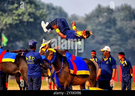 Beamte der indischen Armee führen während der Vijay Diwas-Feier im Royal Calcutta Turf Club (RCTC) Stunts mit Feuer durch. Indiens militärischer Triumph 1971 über Pakistan wird als Vijay Diwas gefeiert. Mit der Befreiung Bangladeschs, der Kapitulation Pakistans und der Bekräftigung Indiens Bekenntnis zu Gerechtigkeit und Mitgefühl ging dieser 13-tägige Konflikt zu Ende (Foto: Avishek das / SOPA Images/SIPA USA) Stockfoto