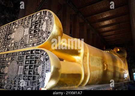 Bangkok, Thailand - 29. November 2024: Füße mit Symbolen von Buddha auf dem größten der liegende Buddha wurde 1832 erbaut und stellt den Eintritt von Budd dar Stockfoto