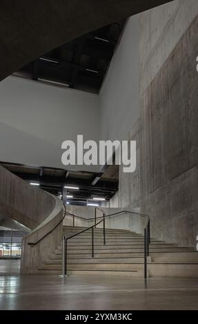 London, Großbritannien - 7. November 2023 - Eine geschwungene, aus Beton gefertigte Wendeltreppe im Blavatnik Building der Erweiterung des Tate Modern Switch House. Hauptkurve innen Stockfoto