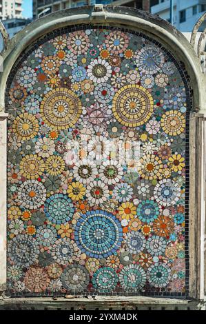 Eine detaillierte bunte Mosaiktafel auf der Stanley Bridge in Alexandria, Ägypten. Lebendige geometrische und florale Muster spiegeln Kunst des Nahen Ostens wider . Stockfoto