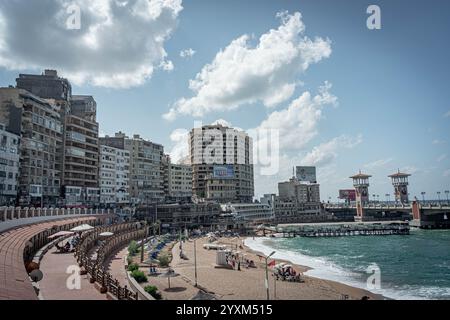 Stanley Beach und Stanley Bridge in Alexandria, Ägypten. Berühmte Küstenarchitektur, türkisfarbenes Mittelmeer und Strandgänger, urbane Meereslandschaft. Stockfoto