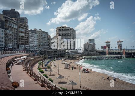 Stanley Beach und Stanley Bridge in Alexandria, Ägypten. Berühmte Küstenarchitektur, türkisfarbenes Mittelmeer und Strandgänger, urbane Meereslandschaft. Stockfoto