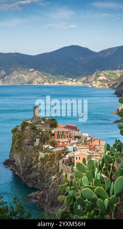 Vernazza Dorf bei Sonnenaufgang mit farbenfrohen Häusern auf Klippen mit Blick auf das Ligurische Meer. Warmes goldenes Licht unterstreicht den Charme dieser Landschaft Stockfoto