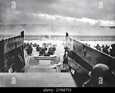 Ein LCVP (Landing Craft, Vehicle, Personal) der USS Samuel Chase, die von der US-Küstenwache bemannt wurde, landet Truppen der Kompanie A, 16. Infanterie, 1. Infanteriedivision (The Big Red One) D-Day, Omaha Beach Normandie 1944 Stockfoto