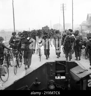 Britische Truppen der 3. Division, einige mit Fahrrädern, ziehen von Sword Beach in der Normandie ins Landesinnere, 6. Juni 1944 - Foto: Mapham J (Sgt), No. 5 Army Film & Photographic Unit Stockfoto