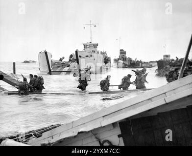 Kommandos des 48 (RM) Kommandos, die von einem Landungsschiff in St Aubin-sur-Mer am Juno Beach an Land kommen, 6. Juni 1944 - Handford (LT), No 5 Army Film & Photographic Unit Stockfoto