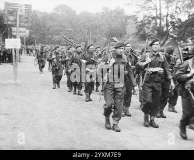 Operation Overlord (Landung der Normandie) - D-Tag 6. Juni 1944 die letzte Einschiffung - Männer des No 4 (Army) Commando, 1. Special Service Brigade - No 5 Army Film & Photographic Unit Stockfoto