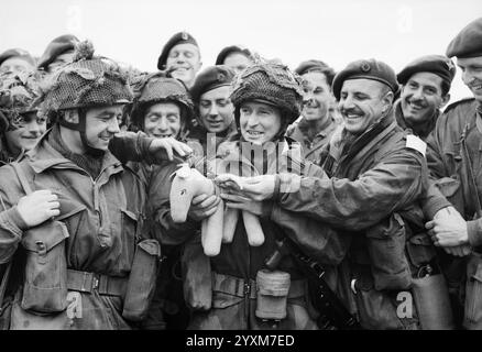 Fallschirmjäger der 22 Independent Parachute Company, British 6th Airborne Division, mit ihrem Spielzeugmaskottchen „Pegasus“ in der RAF Harwell, 5. Juni 1944 - Offizieller Fotograf des Kriegsamtes, Malindine E G (Kapitän) Stockfoto