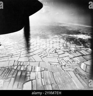 Aufklärungsfoto von Segelflugzeuglandungen D-Day in Frankreich von einer F-5 Lightining - Juni 1944 Stockfoto