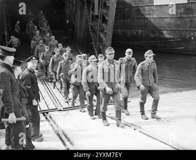 Die Royal Navy während des Zweiten Weltkriegs. Operation Overlord (die Landungen der Normandie) Juni 1944 einige von 300 deutschen Kriegsgefangenen aus der Normandie verlassen einen LST in Southampton Docks - Foto von Allen, Royal Navy Stockfoto