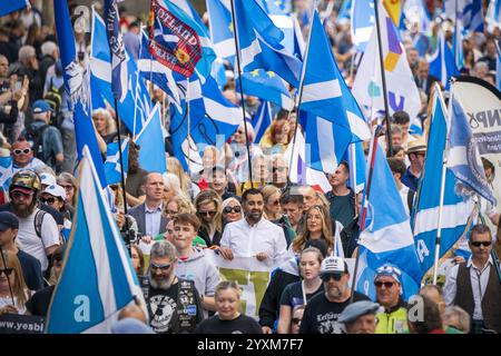 Aktenfoto vom 23. April 12/24 von Humza Yousaf (weißes Mittelhemd) nimmt an einem „Believe in Scotland“-marsch von Edinburgh Castle in Edinburgh Teil. Der ehemalige schottische Premierminister Humza Yousaf hat angekündigt, dass er aus der Frontpolitik zurücktritt und 2026 nicht mehr für eine Wiederwahl als MSP kandidieren wird. Nach seiner 15-jährigen Karriere bei Holyrood sagte Herr Yousaf, dass es an der richtigen Zeit sei, weiterzumachen. Ausgabedatum: Dienstag, 17. Dezember 2024. Stockfoto