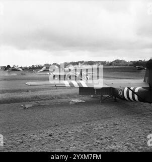 Die britische Armee in der Normandie 1944 - Horsa Gleiter der 6. Airborne Division in der Drop Zone 'N' nahe Ranville, 6. Juni 1944 - Christie (Sgt), No 5 Army Film & Photographic Unit Stockfoto