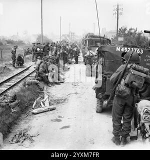 Die britische Armee in der Normandie 1944 Soldaten und Fahrzeuge der 3. Division warten auf den Umzug ins Landesinnere von Sword Beach, 6. Juni 1944 - Foto von Mapham J (Sgt) Stockfoto