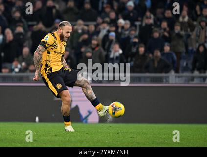 Rom, Italien. Dezember 2024. Federico Dimarco von Inter Mailand erzielte während eines Fußballspiels der Serie A zwischen Lazio und Inter Mailand am 16. Dezember 2024 in Rom. Quelle: Augusto Casasoli/Xinhua/Alamy Live News Stockfoto