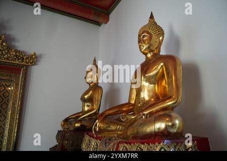 Bangkok, Thailand - 29. November 2024: Goldene Buddha-Statuen in Wat Pho, Bangkok. Wat Pho ist einer der ältesten und größten Tempel in Bangkok Stockfoto