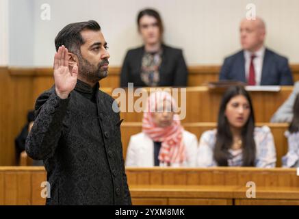 Aktenfoto vom 29/03/23 von Humza Yousaf schwört, als er als erster Minister Schottlands am Court of Session in Edinburgh vereidigt wird. Der ehemalige schottische Premierminister Humza Yousaf hat angekündigt, dass er aus der Frontpolitik zurücktritt und 2026 nicht mehr für eine Wiederwahl als MSP kandidieren wird. Nach seiner 15-jährigen Karriere bei Holyrood sagte Herr Yousaf, dass es an der richtigen Zeit sei, weiterzumachen. Ausgabedatum: Dienstag, 17. Dezember 2024. Stockfoto