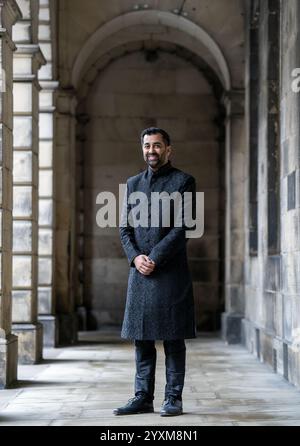 Aktenfoto vom 03/23 von Humza Yousaf vor dem Court of Session in Edinburgh, nachdem er als erster Minister Schottlands vereidigt wurde. Der ehemalige schottische Premierminister Humza Yousaf hat angekündigt, dass er aus der Frontpolitik zurücktritt und 2026 nicht mehr für eine Wiederwahl als MSP kandidieren wird. Nach seiner 15-jährigen Karriere bei Holyrood sagte Herr Yousaf, dass es an der richtigen Zeit sei, weiterzumachen. Ausgabedatum: Dienstag, 17. Dezember 2024. Stockfoto