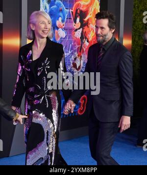 Keanu Reeves (R) und die amerikanische bildende Künstlerin Alexandra Grant nehmen am Montag, 16. Dezember, im TCL Chinese Theatre in der Hollywood-Sektion von Los Angeles an der Premiere des Filmfilms „Sonic the Hedgehog 3“ Teil. 2024. Geschichte: Sonic, Knuckles und Tails treffen sich gegen einen mächtigen neuen Gegner, Shadow, ein mysteriöser Bösewicht mit Kräften, die sie bisher nicht erlebt haben. Mit übertroffenen Fähigkeiten muss Team Sonic eine unwahrscheinliche Allianz suchen. Foto: Jim Ruymen/UPI Stockfoto