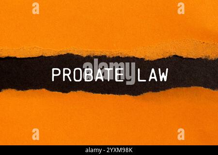 Nachricht zum Nachlassgesetz, geschrieben auf gerissenem, gerissenem orangefarbenem Papier mit schwarzem Hintergrund. Symbol für das konzeptionelle Nachlassgesetz. Kopierbereich. Stockfoto