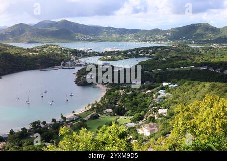 Blick auf English Harbour, Antigua, Nelson's Dockyard und Umgebung von Shirley Heights Stockfoto