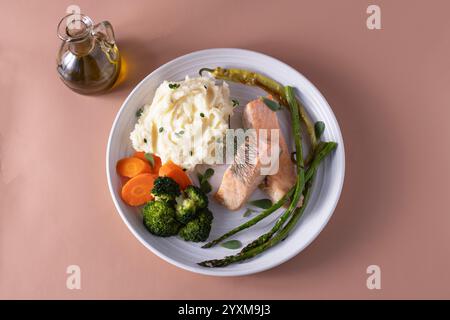 Blick von oben im Ofen gebackener Lachs mit gesundem Gemüse Stockfoto