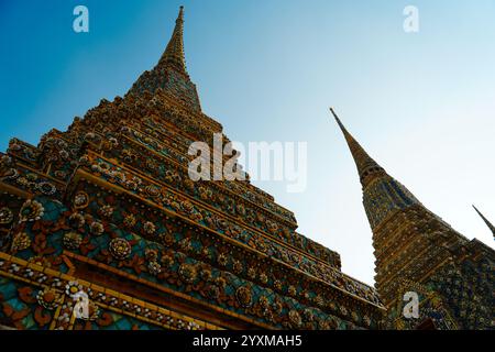 Bangkok, Thailand - 29. November 2024: Farbenfrohe Pagoden, Wat Pho Tempel, einer der ältesten Tempel thailands. Stockfoto