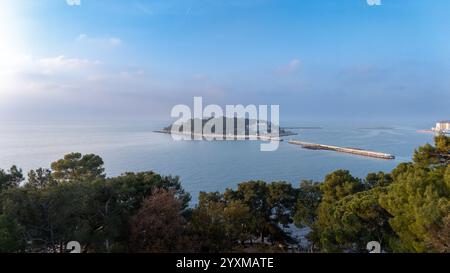 Fesselnder Blick aus der Luft auf die Insel Sveti Nikola in der Nähe der Küstenstadt Poreč, Kroatien. Stockfoto