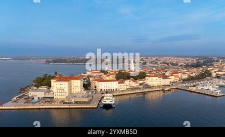 Fesselnder Blick aus der Luft auf die historische Altstadt von Poreč, gelegen an der atemberaubenden Adriaküste in Istrien, Kroatien. Stockfoto