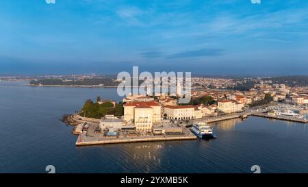 Atemberaubende Luftaufnahme der historischen Altstadt von Poreč an der istrischen Küste, Kroatien, die ihre wunderschöne mediterrane Architektur hervorhebt. Stockfoto