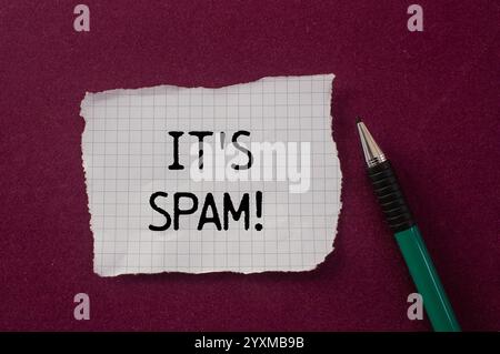 Es ist eine Spam-Nachricht, geschrieben auf zerrissenem Papierstück mit violettem Hintergrund. Konzeptionell ist das Spam-Symbol. Kopierbereich. Stockfoto