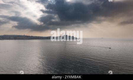 Fesselnde Luftaufnahme von Rovinj, Kroatien, mit der berühmten St. Euphemia Basilika unter einem dramatischen Himmel. Stockfoto
