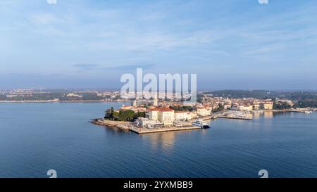 Ein bezauberndes Luftbild, das die Schönheit von Poreč, einer historischen Stadt auf einer Halbinsel in Istrien, Kroatien, feststellt. Stockfoto