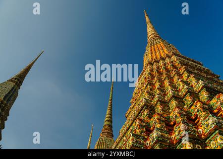 Bangkok, Thailand - 29. November 2024: Phra Maha Chedi Si Rajakarn ist eine hohe Stupa im Wat Pho, Bangkok. Wat Pho ist ein buddhistischer Tempelkomplex Stockfoto