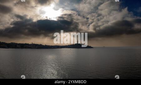 Dramatische Silhouette von Rovinj, Kroatien bei Sonnenuntergang Stockfoto