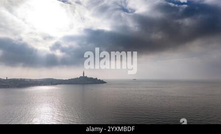 Rovinj, Kroatien mit dramatischem bewölktem Himmel über der Adria Stockfoto