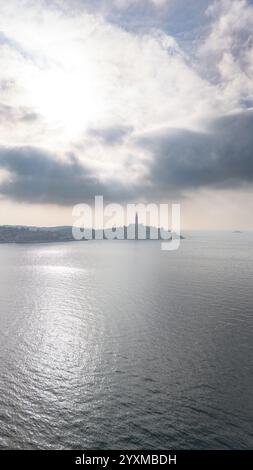 Ruhiger adriatischer Horizont mit Rovinj im sanften Morgenlicht Stockfoto