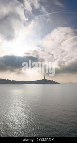 Malerischer Blick auf die Skyline von Rovinj und die Adria bei Sonnenaufgang Stockfoto