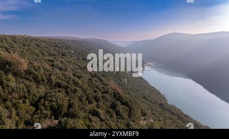 Dieses faszinierende Luftbild fängt das ruhige und üppige Grün der Hügel um die Bucht von Lim in Istrien, Kroatien, ein. Stockfoto