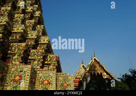 Bangkok, Thailand - 29. November 2024: Mit Stupa verzierte Tempelstrukturen, Pagode im buddhistischen Tempelkomplex von Wat Pho Stockfoto