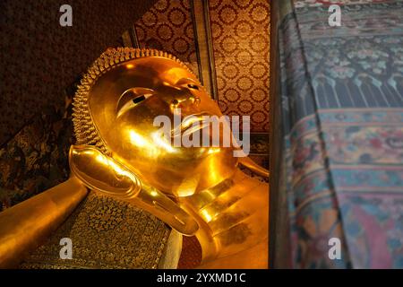 Bangkok, Thailand - 29. November 2024: Liegende Buddha-Statue auf dem Wat Pho-Tempel, Nahaufnahme des Kopfteils Stockfoto