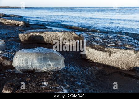 Schmelzende Eisschollen liegen an der Ostseeküste auf einem natürlichen Winterhintergrund Stockfoto