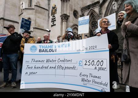 London, Großbritannien. Dezember 2024. Demonstranten, darunter Rechnungszahler, Parlamentsabgeordnete und Anti-Kanalisation-Kampagnengruppen wie Surfers Against Abwasser und Windrush Against Abwasser Verschmutzung, versammeln sich vor dem High Court in London. Die Demonstration lehnt die von Thames Water vorgeschlagene jährliche Gebühr von 250 £ ab, um die vorübergehende Rettungsaktion zu finanzieren. Aktivisten plädieren für das öffentliche Eigentum an dem Unternehmen, um Schulden zu reduzieren und Londoner nicht mit höheren Kosten zu belasten. (Foto: Joao Daniel Pereira/SIPA USA) Credit: SIPA USA/Alamy Live News Stockfoto