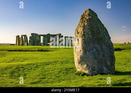 Der Heel Stone am prähistorischen megalithischen Steinkreis in Stonehenge auf der Salisbury Plain, einem geplanten antiken Monument in Wiltshire, England Stockfoto