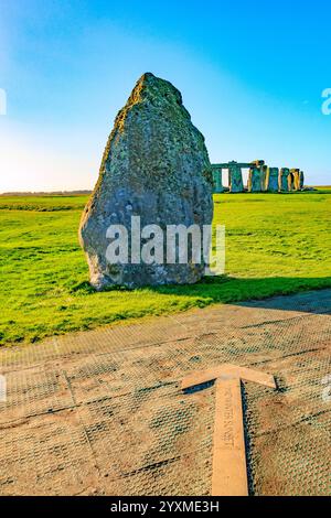 Der Heel Stone am prähistorischen megalithischen Steinkreis in Stonehenge auf der Salisbury Plain, einem geplanten antiken Monument in Wiltshire, England Stockfoto