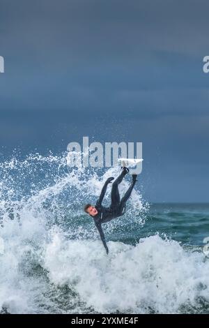 Ein spektakuläres Surfen im Fistral in Newquay in Cornwall, Großbritannien. Stockfoto