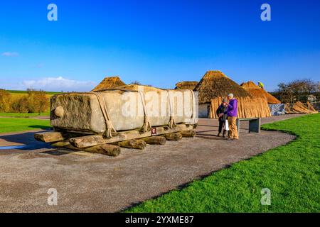 Beispiel dafür, wie die Steinkreise Sarcen-Steine in Stonehenge auf der Salisbury Plain transportiert wurden, heute ein geplantes altes Denkmal in Wiltshire, England Stockfoto